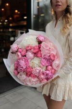 Букет з гортензіями, піонами Сара Бернанрд та піоновидною трояндою сільва пінк