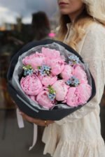 Букет з 11 піонами Сара Бернард та оксіпеталумом в чорній упаковці