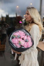 Букет з 11 піонами Сара Бернард та оксіпеталумом в чорній упаковці - Зображення 2