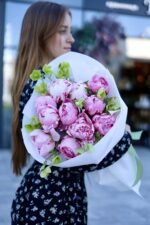 Букет із 11 піонів Сара Бернард та хелеборуса