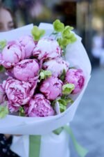 Букет із 11 піонів Сара Бернард та хелеборуса - Зображення 3