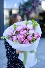 Букет із 11 піонів Сара Бернард та хелеборуса - Зображення 2