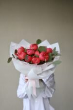 Оберемок з 11 коралових півоній з евкаліптом - Зображення 3