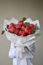 Оберемок з 11 коралових півоній з евкаліптом - Зображення 2