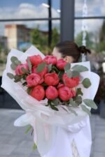 Оберемок з 11 коралових півоній з евкаліптом