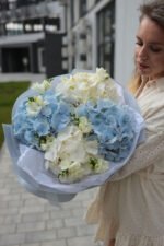 Букет з гортензією та фрезіями
