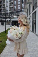 Ніжний мікс з гортензією та піоновидними трояндами Вайт Охара - Зображення 4