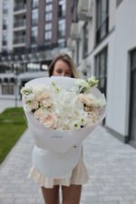 Ніжний мікс з гортензією та піоновидними трояндами Вайт Охара - Зображення 3