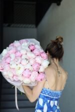 Букет із 51 піону Сари Бернард