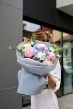 Мікс із блакитною гортензією та піонами Сара Бернард - Зображення 2