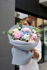 Мікс із блакитною гортензією та піонами Сара Бернард