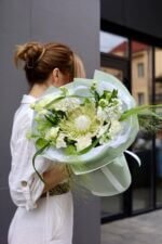 Букет з протеєю та фрезією