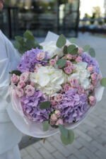 Великий букет з гортензіями, кущовими трояндами та евкалітпом