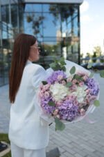 Великий букет з гортензіями, кущовими трояндами та евкалітпом - Зображення 5