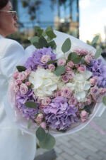 Великий букет з гортензіями, кущовими трояндами та евкалітпом - Зображення 4