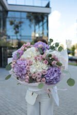 Великий букет з гортензіями, кущовими трояндами та евкалітпом - Зображення 3