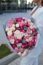 Букет з піоновидних кущових троянд