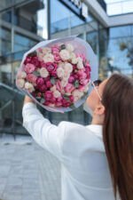 Букет з піоновидних кущових троянд - Зображення 3