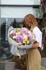 Яскравий мікс із фіолетових гортензій та піоновидних троянд піоні баблз - Image 3