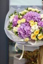 Яскравий мікс із фіолетових гортензій та піоновидних троянд піоні баблз - Image 2