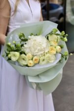 Міксований букет в освіжаючих літніх кольорах з білою гортензією та піоновидними трояндами Піоні баблз - Зображення 5