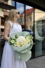 Міксований букет в освіжаючих літніх кольорах з білою гортензією та піоновидними трояндами Піоні баблз - Зображення 4