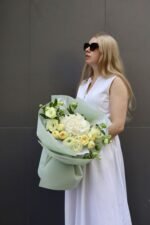 Міксований букет в освіжаючих літніх кольорах з білою гортензією та піоновидними трояндами Піоні баблз - Зображення 2