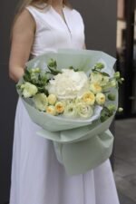 Міксований букет в освіжаючих літніх кольорах з білою гортензією та піоновидними трояндами Піоні баблз