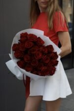 Монобукет із 25 червоних троянд сорту Експлорер - Image 3