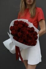 Monobouquet of 25 red roses of the Explorer variety