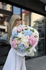 Міксований букет із гортензій, діантуса та хелеборуса