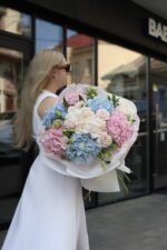 Міксований букет із гортензій, діантуса та хелеборуса - Зображення 2