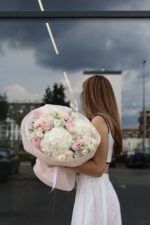 Ніжний мікс із білих гортензій та рожевих троянд