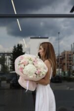 Ніжний мікс із білих гортензій та рожевих троянд - Зображення 2