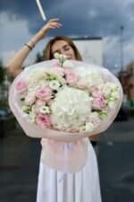 Ніжний мікс із білих гортензій та рожевих троянд - Зображення 3