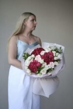 Яскравий мікс з бордовою гортензією та трояндами - Зображення 2