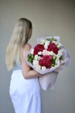 Яскравий мікс з бордовою гортензією та трояндами