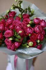 Букет з піоновиднох троянди марвелоуз баблз та хелеборуса - Зображення 3