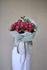 Букет з піоновиднох троянди марвелоуз баблз та хелеборуса - Зображення 4