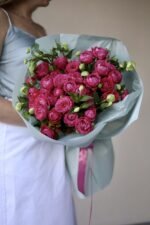 Букет з піоновиднох троянди марвелоуз баблз та хелеборуса