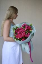 Букет з піоновиднох троянди марвелоуз баблз та хелеборуса - Зображення 2