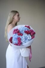 Контрасний мікс з голубою гортензією та піоновидними трояндами марвелоуз баблз - Зображення 4