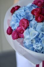 Контрасний мікс з голубою гортензією та піоновидними трояндами марвелоуз баблз - Зображення 3