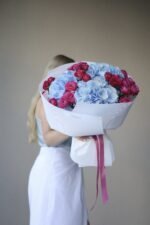 Контрасний мікс з голубою гортензією та піоновидними трояндами марвелоуз баблз - Зображення 2