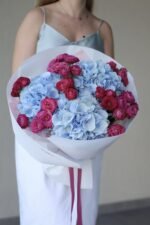 Контрасний мікс з голубою гортензією та піоновидними трояндами марвелоуз баблз