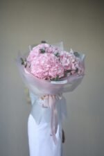 Монобукет з рожевої гортензії з евкаліптом - Image 2