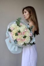 Bouquet of Mondial roses and dianthus