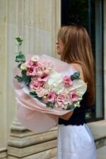 Ніжний мікс з білою гортензією та трояндами - Зображення 3