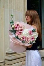 Ніжний мікс з білою гортензією та трояндами