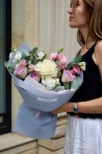 Біло-фіолетовий мікс з трояндами Меморі